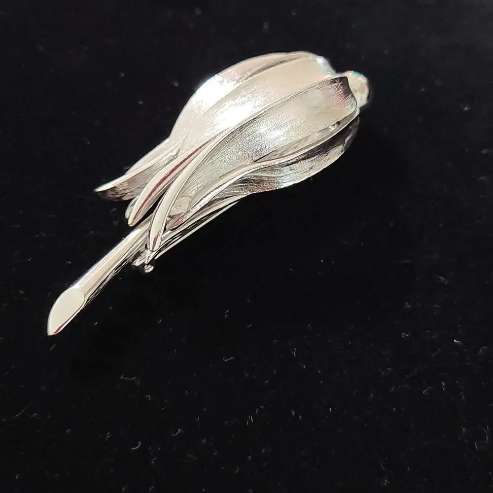 Vintage Droopy Daisy Brooch